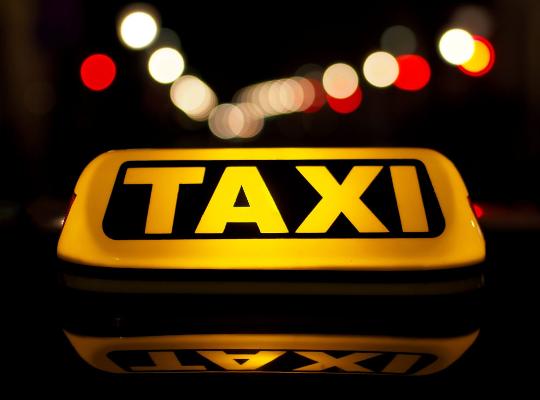 Un taximetrist băut și dezamăgit în dragoste a vrut să-și dea foc în fața unei primării