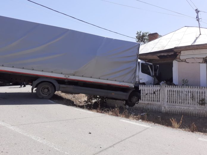 Un tir a intrat într-o casă, la Brădeşti. Şoferul a murit Un tir a intrat într-o casă, la Brădeşti. Şoferul a murit