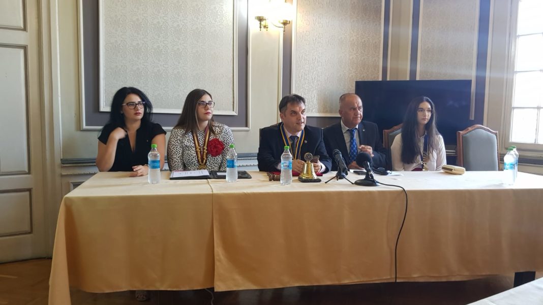 Rotary Club și-a schimbat, ieri, președintele în urma îndeplinirii unui an de mandat.