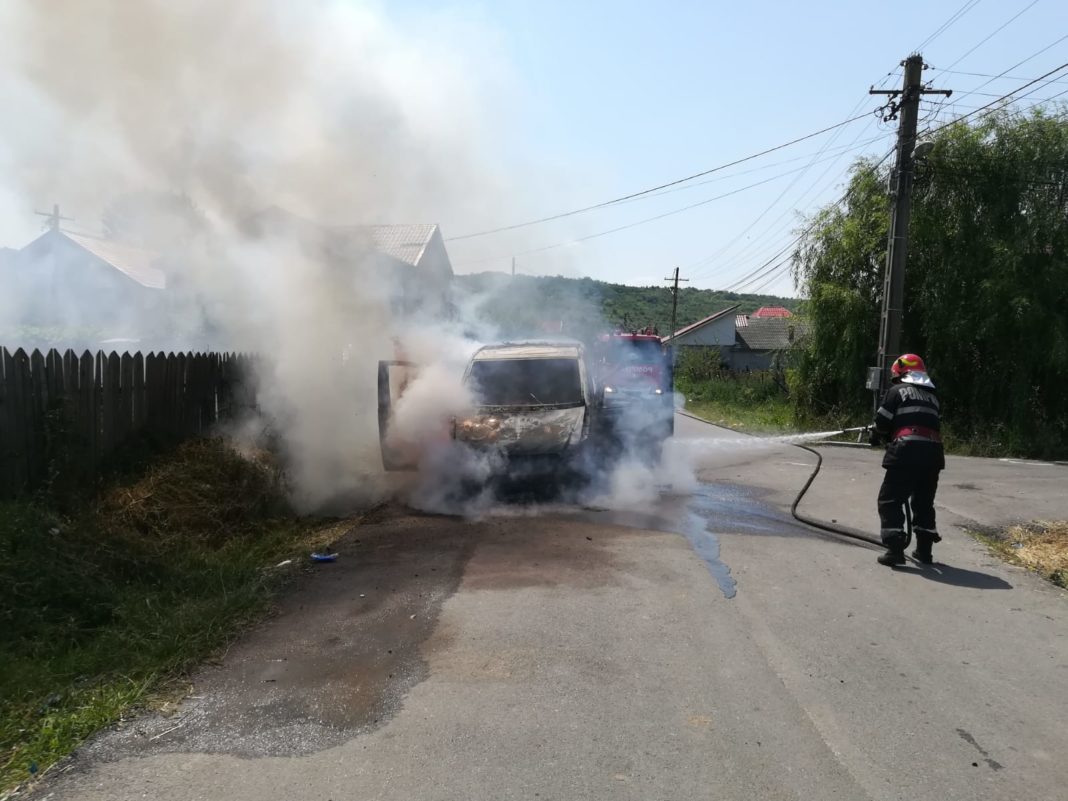 O maşină a luat foc la Podari