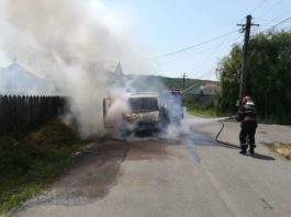 O maşină a luat foc la Podari