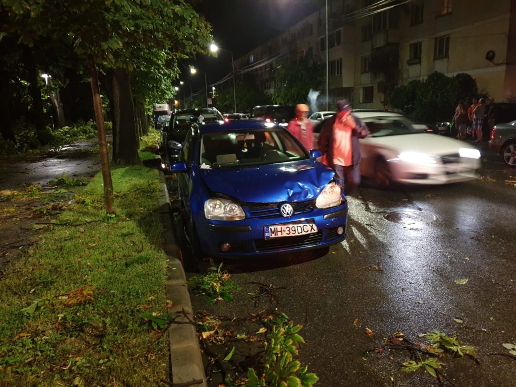 Mai multe maşini au fost avariate