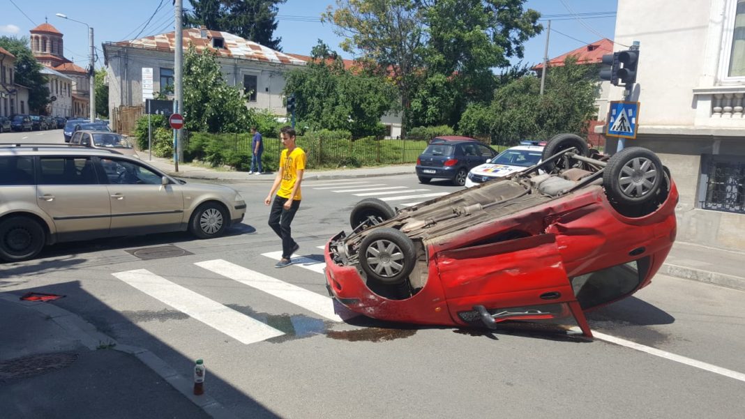 S-a răsturnat cu Matizul pe strada Fraţii Buzeşti din Craiova