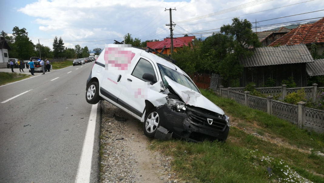 Accident cu patru maşini implicate, în Tomşani