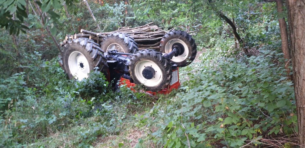 Un bărbat a murit strivit sub un tractor