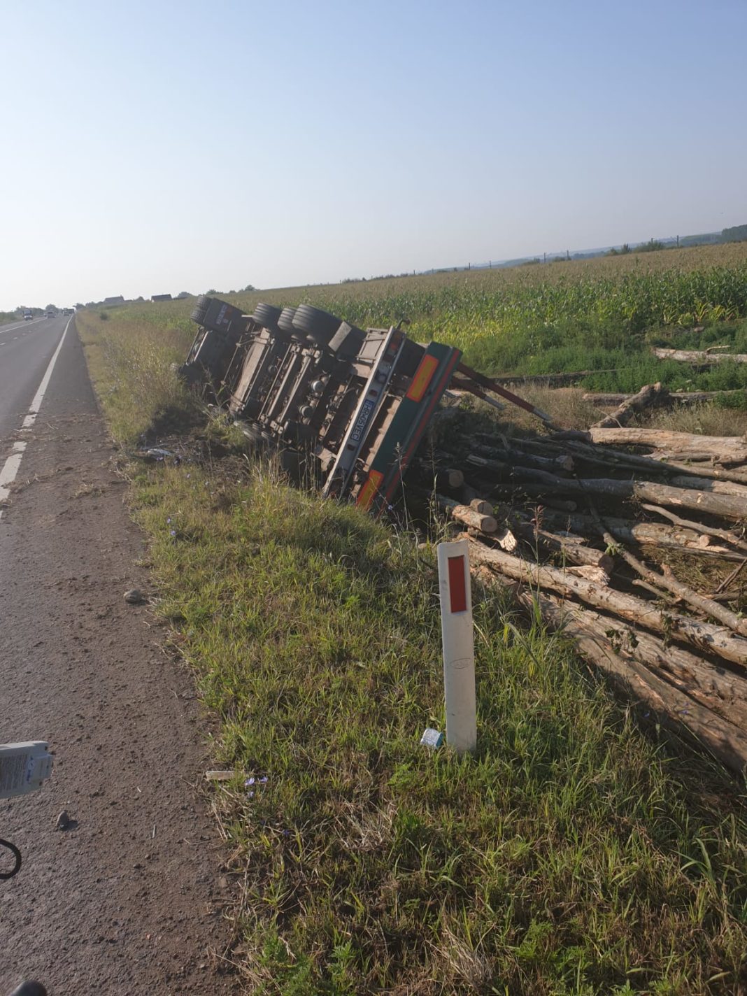 S-a răsturnat cu camionul cu lemne în Răcari