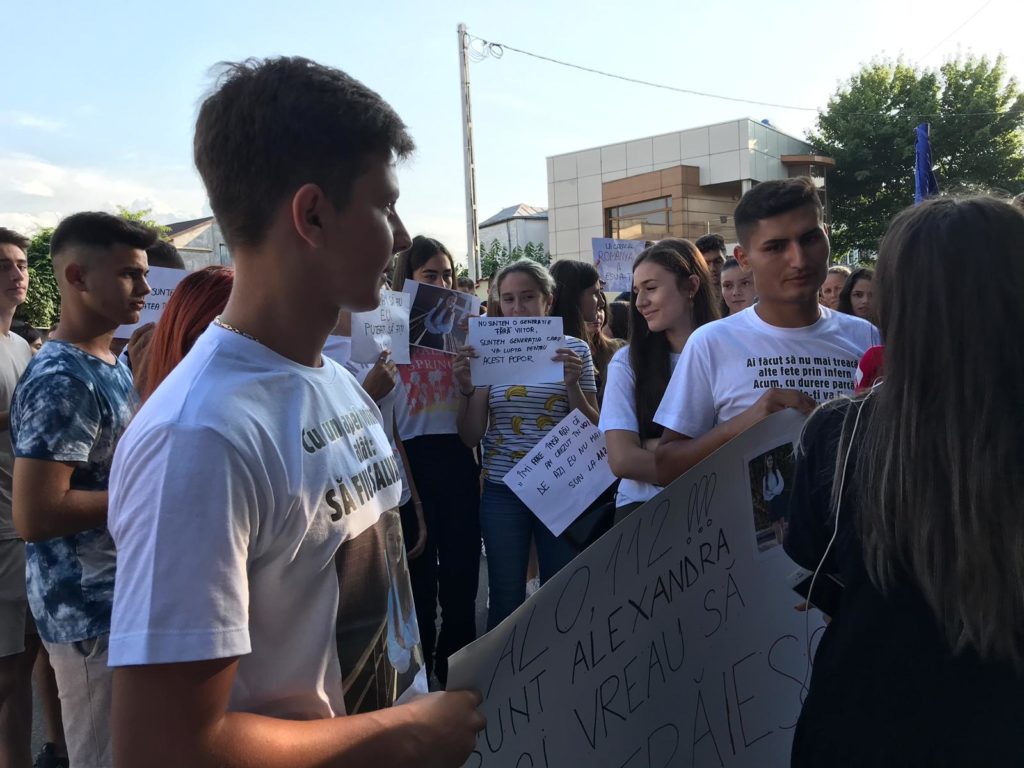 Colegii şi prietenii Alexandrei au protestat paşnicvor să se facă dreptate