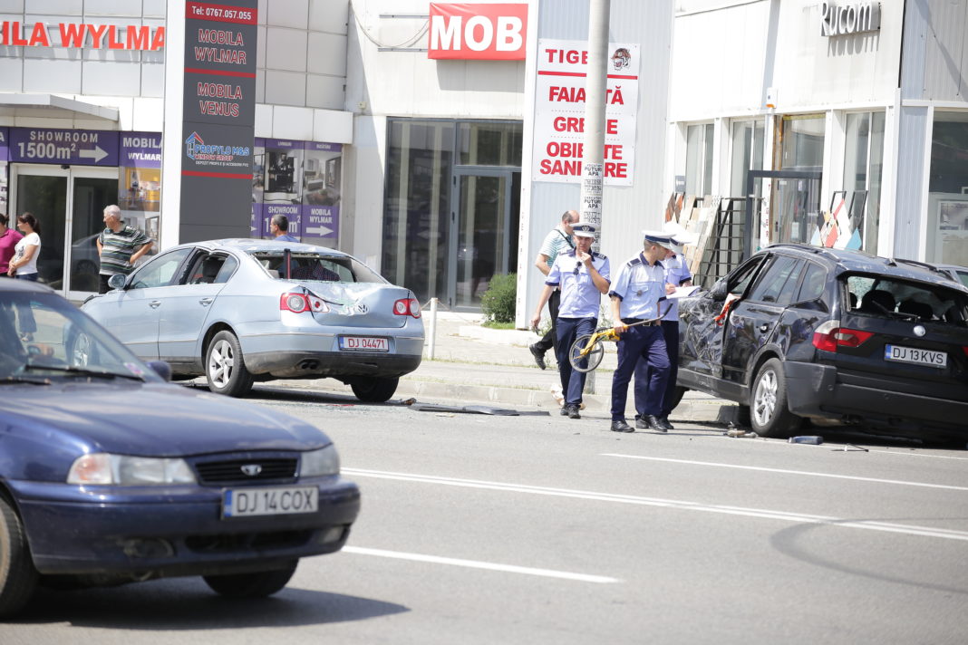 Oamenii legii spun că BMW-ul X3 a fost proiectat într-un autoturism staţionat.