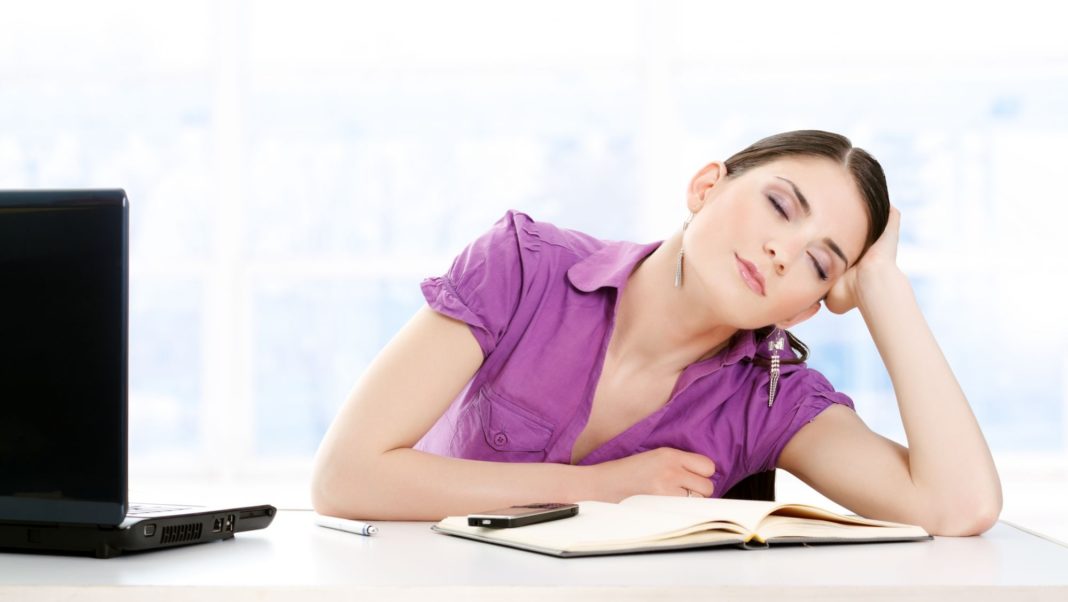 Oboseala este cel mai comun simptom pentru toate tipurile de anemie (Sursa foto: RomaniaTV.Net)