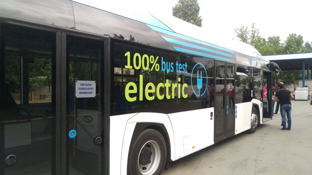 Solaris a adus de două ori la Craiova un autobuz electric, pentru a fi probat pe traseele RAT
