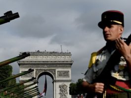 Emamanuel Macron a fost huiduit pe Champs-Elysees