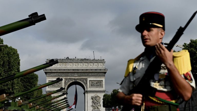 Emamanuel Macron a fost huiduit pe Champs-Elysees