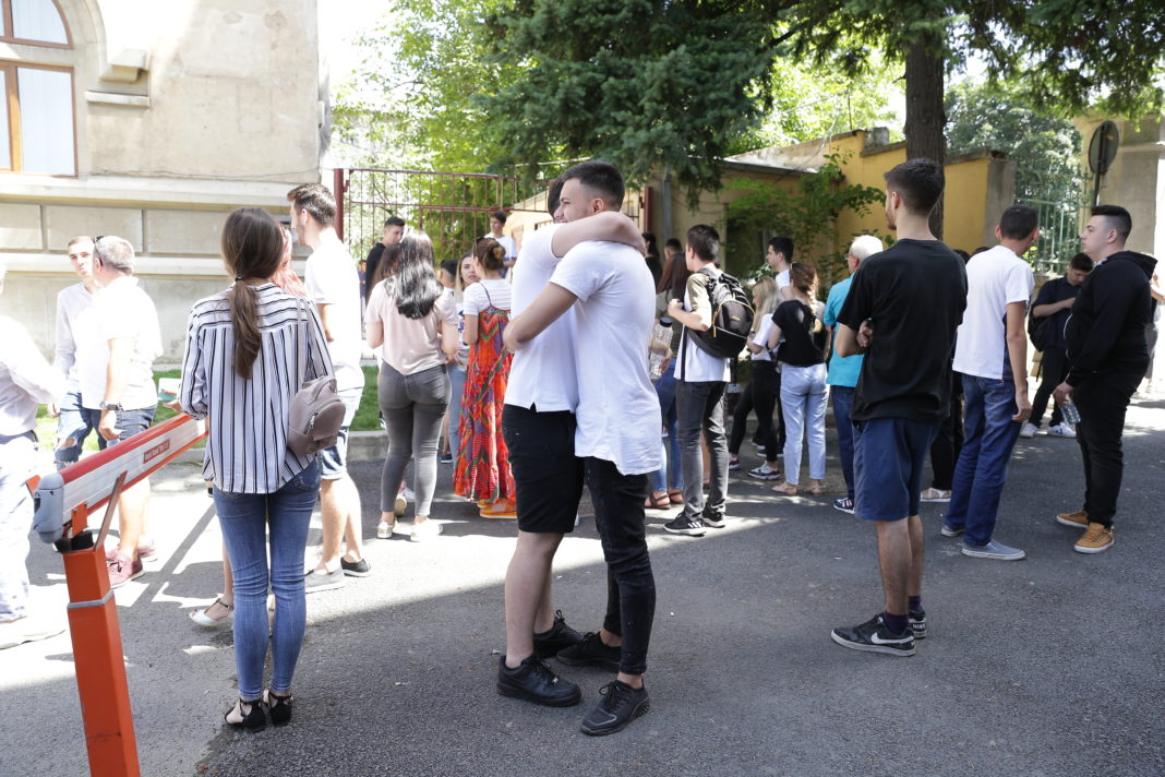 Absolvenţii de liceu au susţinut ieri prima probă scrisă a bacalaureatului.