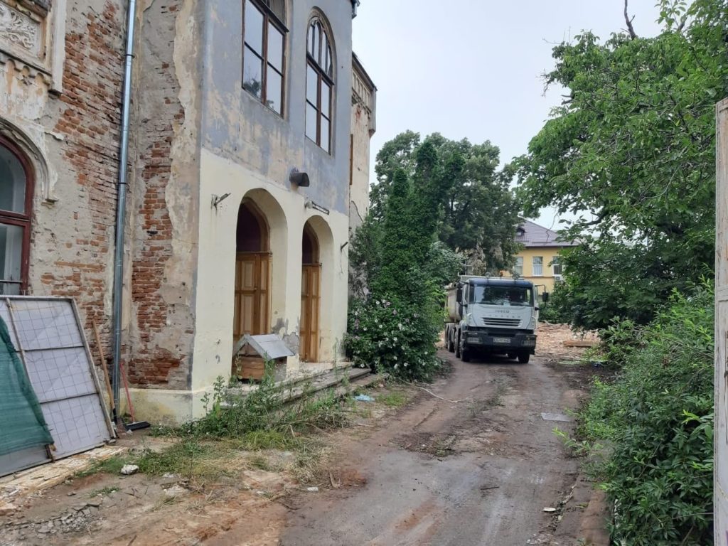 Parte din fostul Liceu Sanitar se demolează