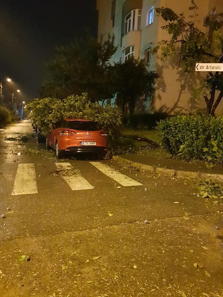 Pe strada Arâarului din Craiova un autoturism a fost avariat