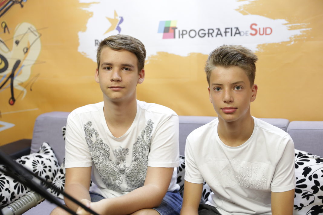 Mihnea Cristian Bercea(stânga) şi Robert Ispăşoiu(dreapta) elevi de la 10 din Craiova, la evaluarea naţională.