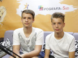 Mihnea Cristian Bercea(stânga) şi Robert Ispăşoiu(dreapta) elevi de la 10 din Craiova, la evaluarea naţională.
