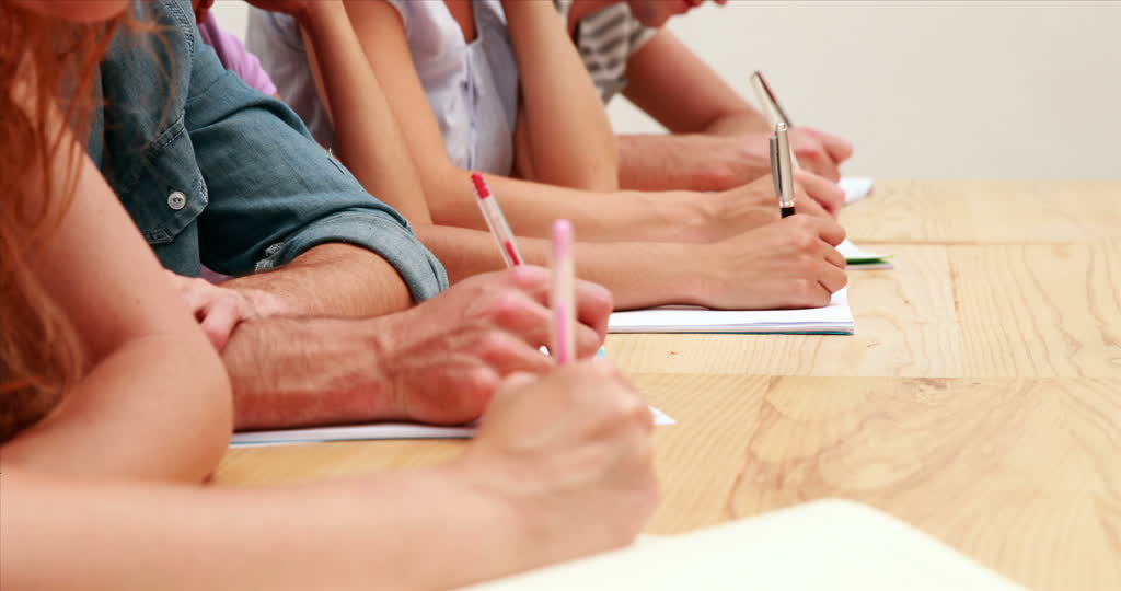 Profesorii susțin azi examenul de titularizare. În Dolj sunt de două ori mai multe posturi titularizabile față de anul trecut