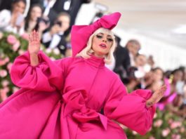 Lady Gaga îşi lansează o linie proprie de produse cosmetice