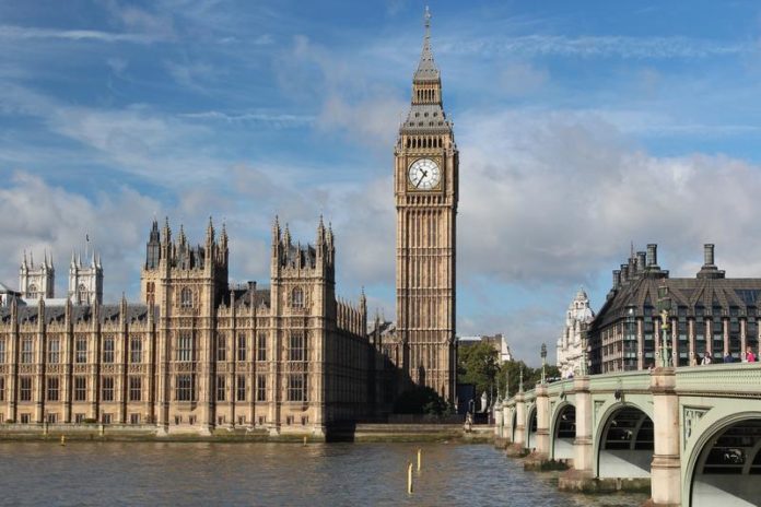 Big Ben, celebrul orologiu din turnul palatului Westminster, sediul Parlamentului britanic, simbol al oraşului Londra, sărbătoreşte, astăzi, în tăcere 160 de ani de când a sunat prima dată, fiind în plin proces de restaurare, potrivit Reuters. Big Ben, celebrul orologiu din turnul palatului Westminster, sediul Parlamentului britanic, simbol al oraşului Londra, sărbătoreşte, astăzi, în tăcere 160 de ani de când a sunat prima dată, fiind în plin proces de restaurare, potrivit Reuters.