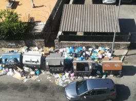 O româncă a făcut curat în fața unui bloc din Roma și acum riscă o amendă usturătoare