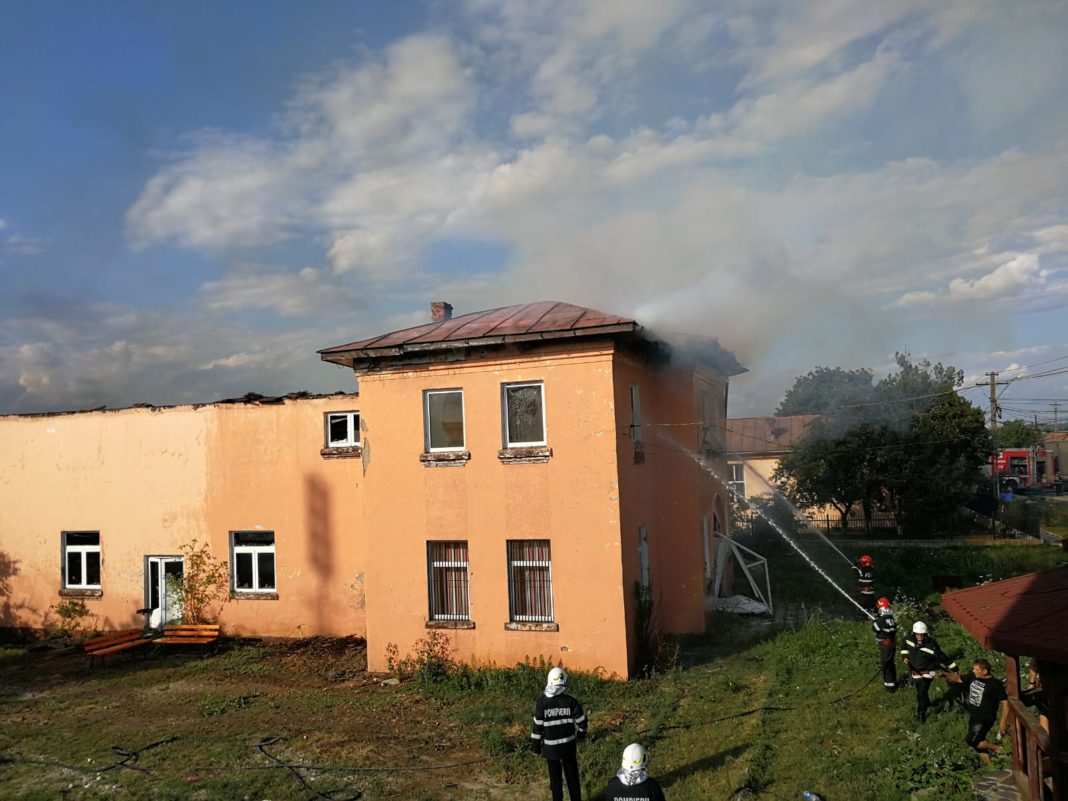 Căminul cultural din Găneasa a fost cuprins de flăcări