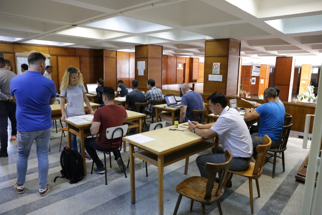 andidaţi prezenţi la înscrieri la Facultatea de Inginerie Electrică.