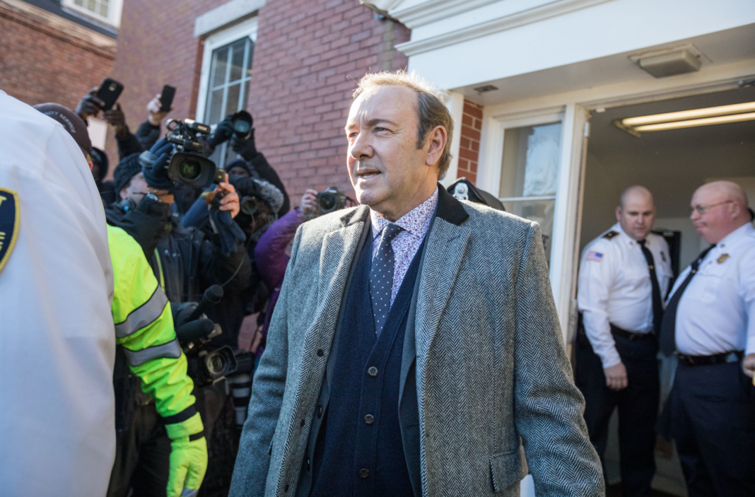 Kevin Spacey a scăpat de procesul în care era judecat pentru agresare sexuală Kevin Spacey a scăpat de procesul în care era judecat pentru agresare sexuală