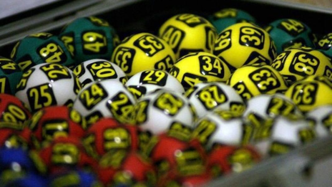 Femeia care a câştigat 100.000 de euro la Loto 6/49 și-a ridicat premiul