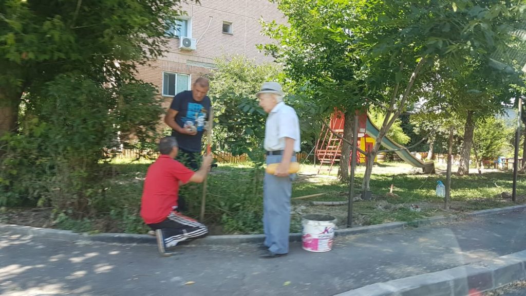 Proprietarii închid cu gard  domeniul public -foto:cititor GdS