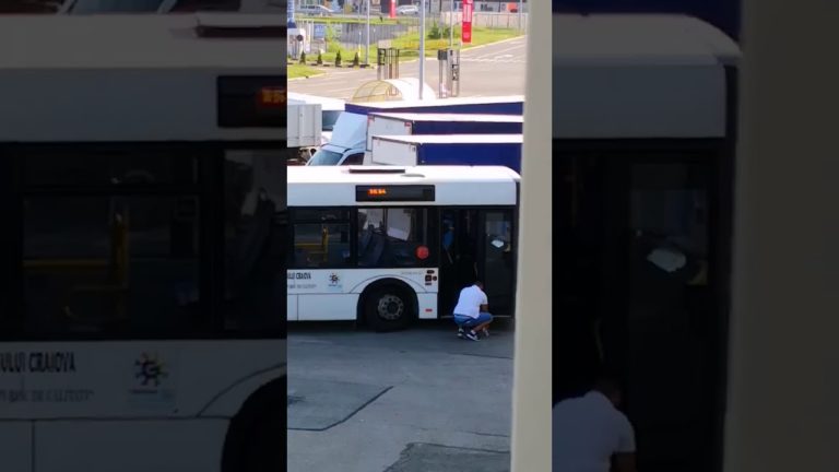 UPDATE: Şofer RAT Craiova, surprins în timp ce fură motorină din rezervorul autobuzului