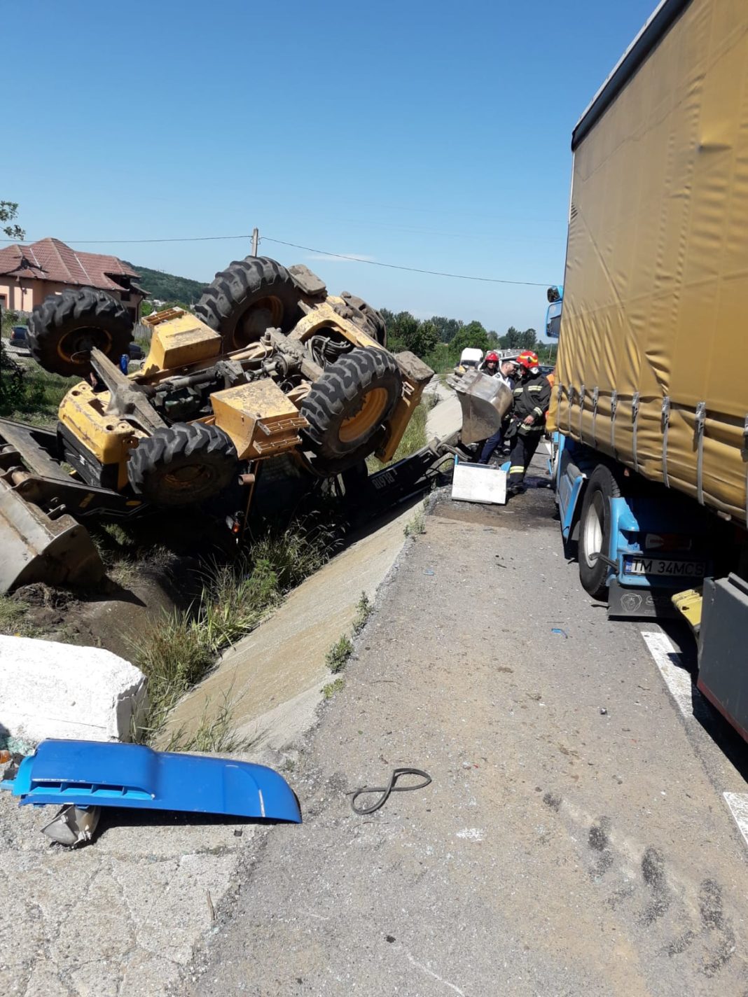 Impact devastator între un autotren şi un buldoexcavator