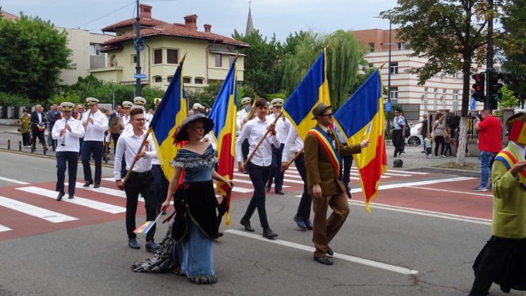 Parada festivă pe traseul Primăria municipiului – Parcul Zăvoi