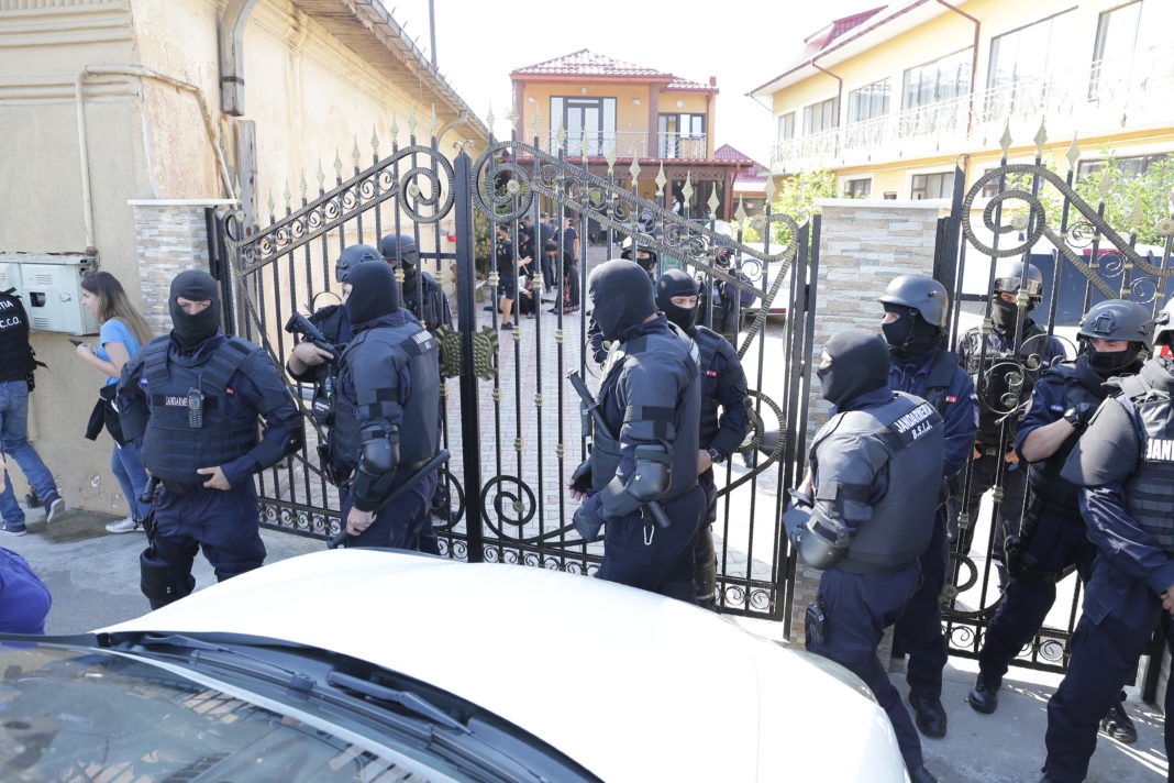 Oamenii legii au descins joi la mai multe adrese din municipiul Craiova.