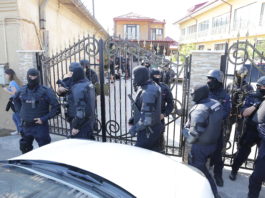 Oamenii legii au descins joi la mai multe adrese din municipiul Craiova.