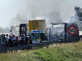 Jaf spectaculos. O camionetă cu valori, incendiată în Franţa