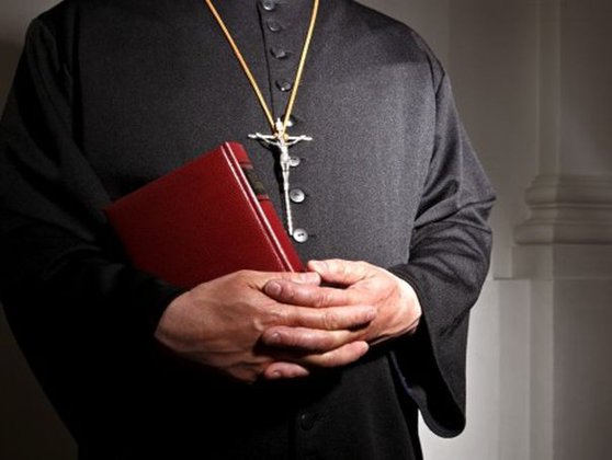 Trei români au înșelat un preot italian cu 100.000 de euro