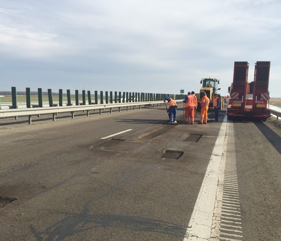 Circulația este restricționată pe prima bandă pe tronsonul kilometric 98- 100, pentru efectuarea lucrărilor de asfaltare