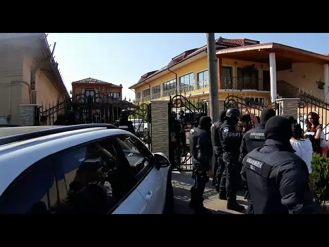 UPDATE Craiova: Percheziţii pe strada Bucovăţ (VIDEO)
