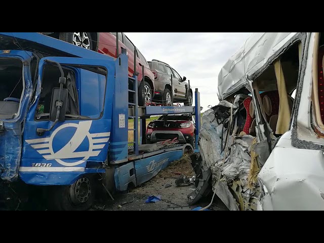 UPDATE Accident cu şase vehicule implicate, pe DN65. A fost activat Planul Roşu