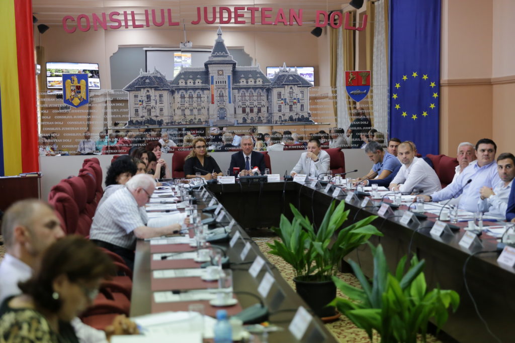  Şedinţa ordinară de ieri a CJ Dolj a fost una „de vară“, fără discuţii aprinse între executiv şi opoziţie (Foto: Claudiu Tudor)