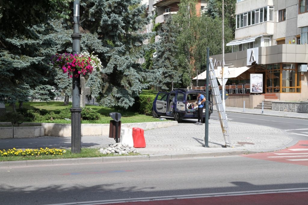 Un nou semafor se montează la Şcoala gimnazială ”Take Ionescu”