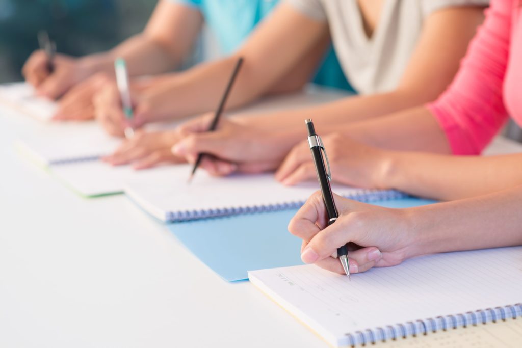 Peste 37.000 de candidați din toată țara susțin astăzi proba scrisă la Titularizare