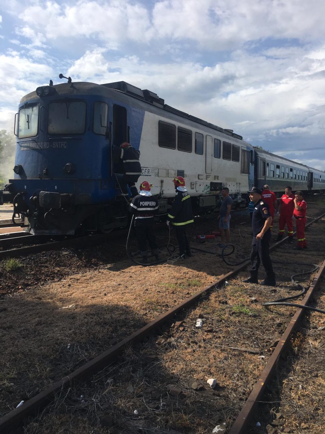 Locomotivă în flăcări, în Gara Ișalnița