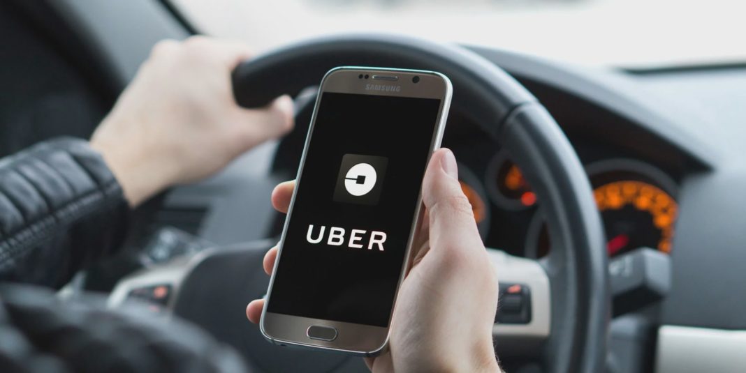 Un bărbat făcea curse Uber deși nu avea permis de conducere