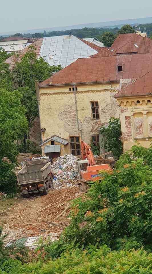 Mai multe corpuri de clădire sunt demolate