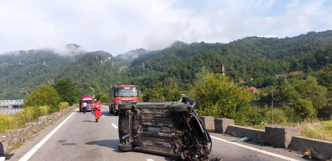 Accident pe Valea Oltului. Traficul, blocat pe un sens