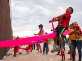 Foto: @MarisaWriting - Copii din SUA şi Mexic "doboară" frontiera prin joc