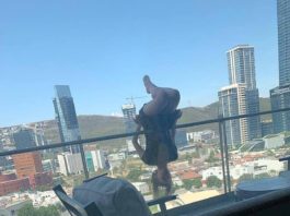 O studentă a căzut de la balcon în timp ce încerca să facă yoga