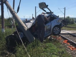 Autoturism lovit de tren în Cluj. O persoană este încarcerată